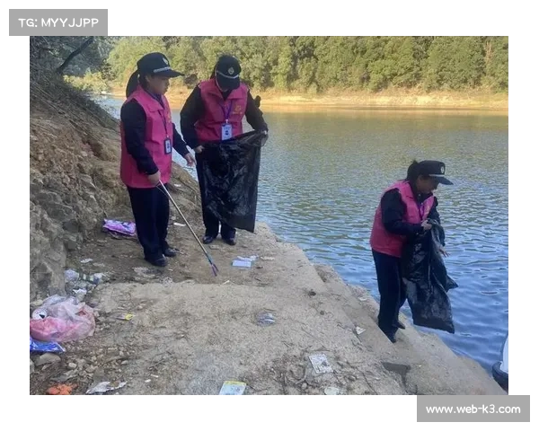 环千岛湖赛志愿者赛后立即清理赛道，践行环保理念